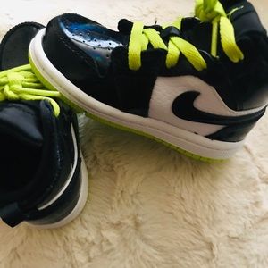 Boys Jordan 1 Mid SE 👟🤍🖤